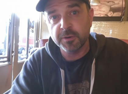 „A férjem azt mondta, unalmas vagyok, és lelépett egy bulizós lánnyal – két év múlva besétált a csendes kis kávézómba, és csak mosolyogni tudtam.”
Azt hittem, boldog életünk van. Hét év házasság, egy nevetéstől hangos otthon, és végre – megszületett a kislányunk, Luca.
Azt hittem, Bence is így érez.
Aztán egy este későn ért haza. Gyűrött volt az inge, kócos a haja, fáradtnak tűnt. Épp akkor tettem le Lucát aludni, amikor leült a kanapéra és nagyot sóhajtott:
– Beszélnünk kell.
Összeszorult a gyomrom.
– Emese… ez nem megy tovább. Csapdában érzem magam. Mindig fáradt vagy, csak a gyerekről beszélsz. Unalmas lettél.
Pislogtam. – Bence… van egy egyéves gyerekünk. Ezt együtt akartuk.
Elfordult. – Nem erre számítottam.
És akkor megcsörrent a telefonom. Üzenet Évától, a legjobb barátnőmtől:
„Most láttam Bencét a Blue Lounge-ban egy szőkével. Teljesen rácuppant.”
Megmutattam neki a képernyőt.
– Ki ez?
Egy pillanatig habozott, de már tudtam a választ.
– Boglárka a neve. Újra élőnek érzem magam mellette.
Élőnek.
A gyerekszoba felé pillantottam, ahol Luca békésen aludt. A szívem összeszorult. A fájdalmat felváltotta a düh.
– Hogy teheted ezt?! Hogy dobhatsz el minket?!
– Nem akarom ezt az életet – motyogta, és elindult az ajtó felé. – Elmegyek.
És elment. Eltűnt, nyomtalanul. Engem hagyott, hogy összeszedjem a darabokra tört életemet.
De két évvel később… belépett a kávézóm ajtaján.
??? Folytatás az első kommentben ????