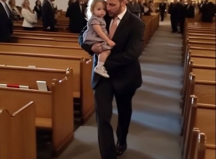 Az esküvői szertartásunkon a vőlegényem egy kisgyerekkel lépett be a templomba, aki pont úgy nézett ki, mint ő, és azt mondta: „El kell mondanom az igazságot.”