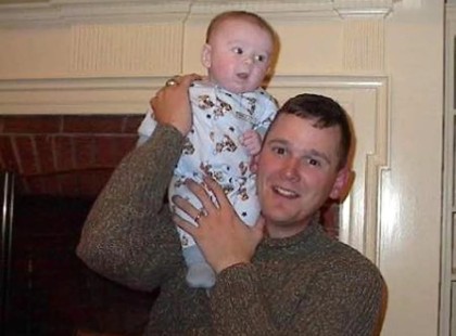 Az apa tragikusan fiatalon meghal, mikor gyermeke alig pár hónapos. 15 évvel később azonban egy idegen kopogtat a család ajtaján és arra kéri őket, azonnal menjenek ki a házból