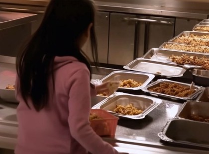 AZ ISKOLA IGAZGATÓJA ÉSZREVETTE, HOGY EGY 9 ÉVES LÁNY MINDEN NAP ELVISZI A MARADÉKOT A MENZÁRÓL, ÉS ELHATÁROZTA, HOGY KÖVETI ŐT
Kovács Gábor volt az iskola igazgatója, és minden gyerek szerette őt. Mindig szakított időt a diákoknak, akik segítségre szorultak, bármennyire is elfoglalt volt.
Egy nap a menzán állt, és nyugodtan figyelte a diákokat, amikor valami furcsát vett észre.
Mira, egy 9 éves kislány, az asztalokról összeszedett ételmaradékokat tett a hátizsákjába.
Aggódva odament, és finoman megkérdezte:
– Mira, miért viszed el azt az ételt?
A kislány habozott, mielőtt válaszolt volna:
– Az anyukám nagyon keményen dolgozik, de néha nincs elég ennivalónk.
Kovács Gábor tudta, mikor hazudnak a gyerekek — és valami nem stimmelt ezzel a történettel. Így hát iskola után elhatározta, hogy csendben követi őt.
És az érzése helyesnek bizonyult.
Ahelyett, hogy hazaindult volna, Mira az ellenkező irányba ment.
Gábor felgyorsította lépteit, és figyelte, ahogy egy régi, elhagyatott ház felé tart.
Óvatosan letette az ételt az ajtó elé, kétszer kopogott, majd gyorsan elbújt a sarkon.
Pár másodperccel később az ajtó nyikorogva kinyílt.
(A teljes történet az első kommentben)?