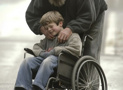 Egy mozgássérült hajléktalan férfi elajándékozta kerekesszékét egy szegény kisfiúnak, aki nem tudott járni – öt évvel később a fiú megtalálta, hogy viszonozza jóságát