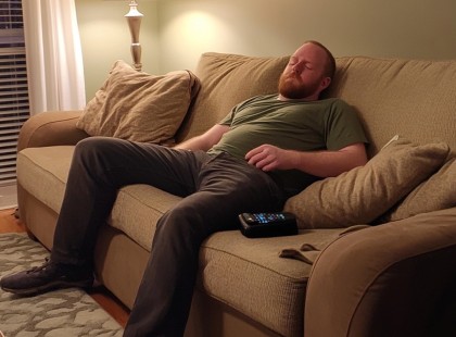 „A férjem azt mondta, unalmas vagyok, és lelépett egy bulizós lánnyal – két év múlva besétált a csendes kis kávézómba, és csak mosolyogni tudtam.”
Azt hittem, boldog életünk van. Hét év házasság, egy nevetéstől hangos otthon, és végre – megszületett a kislányunk, Luca.
Azt hittem, Bence is így érez.
Aztán egy este későn ért haza. Gyűrött volt az inge, kócos a haja, fáradtnak tűnt. Épp akkor tettem le Lucát aludni, amikor leült a kanapéra és nagyot sóhajtott:
– Beszélnünk kell.
Összeszorult a gyomrom.
– Emese… ez nem megy tovább. Csapdában érzem magam. Mindig fáradt vagy, csak a gyerekről beszélsz. Unalmas lettél.
Pislogtam. – Bence… van egy egyéves gyerekünk. Ezt együtt akartuk.
Elfordult. – Nem erre számítottam.
És akkor megcsörrent a telefonom. Üzenet Évától, a legjobb barátnőmtől:
„Most láttam Bencét a Blue Lounge-ban egy szőkével. Teljesen rácuppant.”
Megmutattam neki a képernyőt.
– Ki ez?
Egy pillanatig habozott, de már tudtam a választ.
– Boglárka a neve. Újra élőnek érzem magam mellette.
Élőnek.
A gyerekszoba felé pillantottam, ahol Luca békésen aludt. A szívem összeszorult. A fájdalmat felváltotta a düh.
– Hogy teheted ezt?! Hogy dobhatsz el minket?!
– Nem akarom ezt az életet – motyogta, és elindult az ajtó felé. – Elmegyek.
És elment. Eltűnt, nyomtalanul. Engem hagyott, hogy összeszedjem a darabokra tört életemet.
De két évvel később… belépett a kávézóm ajtaján.
??? Folytatás az első kommentben ????