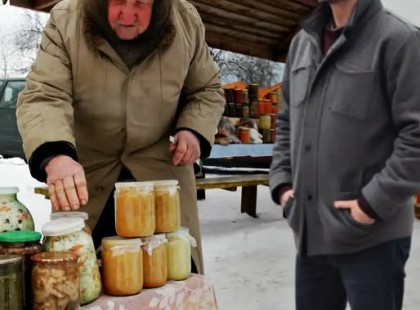 Sebészorvos megállt egy idős néninél az út szélén, hogy vegyen egy üveg házi lekvárt… De amikor otthon kinyitotta, a kanálja fémes hangot adott, és ő majdnem elájult attól, amit talált benne… ???Már csak hetven kilométer volt hátra, amikor Gábor, a fiatal orvos egy elhagyatott falu szélén megpillantott egy idős nénit, aki egy botra támaszkodva, kis asztalkán árulta lekvárjait. Gábor fékezett, kiszállt a kocsiból, és szóba elegyedett vele.– Jó napot, néni! Micsoda finomságok ezek! Nem sajnálja eladni őket? – kérdezte mosolyogva.A néni szemlesütve, halkan válaszolt: – Ó, édes fiam, ha elég lenne a nyugdíjam, nem állnék itt. De még egy hét van hátra, és már egy fillérem sincs… Ha ezeket nem adom el, a fiam mindet elcseréli pálinkára…Gábort annyira megérintette a történet, hogy nemcsak hogy vett egy üveg lekvárt – épp a kedvencet, málnásat, amit anyukája is szeretett –, hanem jóval többet fizetett érte, mint amennyit a néni kért.– Ugyan, néni, a munkáját meg kell becsülni – mondta mosolyogva, majd búcsút intett.A néni könnyes szemmel áldotta meg őt, és még sokáig integetett utána az út széléről...Gábor hazaért édesanyjához, aki örömmel ölelte meg:– Drága fiam, de jó, hogy újra látlak! Biztos kimerültél az úton…– Ugyan, anyu, most szabadságon vagyok, pihenünk együtt – mondta Gábor, majd hirtelen felkapta az említett lekvárosüveget.– Nézd csak, mit hoztam neked! A kedvenced. Egy néni árulta, a szíved megszakadna, ha hallanád a történetét…De amikor Gábor kinyitotta az üveget, és beletette a kanalat, egy fémes csilingelés hallatszott. Megdermedt. Újra belenyúlt.És akkor…ELFEHÉREDETT AZ ARCA. Amit talált, arra semmilyen orvosi tapasztalat nem készíthette fel… ???? A folytatás az első hozzászólásban a kép alatt! ??? Kevesebb jelenjen meg