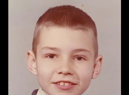 Gyerekkorában olyan szegény volt, hogy egy sátorban élt. Iskola után gondnokként dolgozott, hogy segítsen. Ma ő az egyik legnagyobb színész. A nevét és a teljes történetét az alábbi kommenteknél találjátok ???