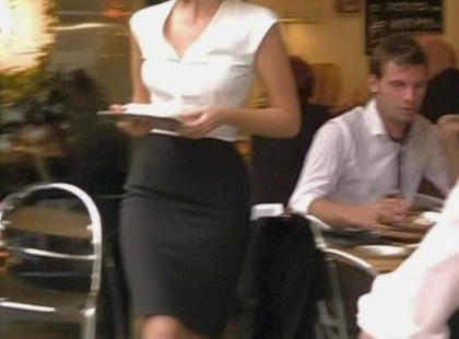 „Egy szegedi kávézóban ültem, néztem a nőt, aki világra hozott – és ő fogalma sem volt róla, hogy a fia vagyok…” 38 éves voltam, amikor elvesztettem a szüleimet. Egyedüli gyermekként minden rám maradt: temetések, papírok, a régi családi ház Szentendrén… Elhatároztam, hogy odaköltözöm, hiszen már az enyém. A rendrakás közben azonban olyan dologra bukkantam, ami örökre megváltoztatta az életemet. Egy régi cipősdobozban, a szekrény mélyén egy levél várt rám – nekem címezve. Mellette örökbefogadási papírok hevertek. Soha életemben nem láttam őket. 36 évesen tudtam meg, hogy örökbe fogadtak. A levél végén ott volt a biológiai anyám neve és címe: László Erika, Szeged. Hetekig nem tudtam, mit kezdjek ezzel. De végül nem bírtam tovább – rákerestem a közösségi médiában, és megtaláltam. Egy kis szegedi kávézóban dolgozott pincérnőként. És ekkor megtörtént. Ott ültem a kávézó egyik asztalánál, néztem Erikát – az édesanyámat –, ahogy mosolyogva szolgálja ki a vendégeket. Fogalma sem volt, ki vagyok. Én meg… képtelen voltam megszólalni. De az élet sosem hagyja annyiban a dolgokat. Ami ezután következett, arra semmiképp sem számítottam. Egy teljesen váratlan fordulat mindent megváltoztatott… ? A történet folytatását a kommentekben olvashatod! ???