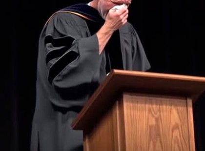 „Le akarsz tenni??!! Nem akarom összekoszolni a ruhámat a mocskos furgonodban. Apa, inkább ne is gyere el, jó?” – ordította Fanni az apjának, a bányásznak, amikor az felajánlotta, hogy elviszi a ballagására.

De Béla nem tudta – és nem is akarta – kihagyni lánya életének egyik legfontosabb napját. Elment az ünnepségre, és leült a szülők számára fenntartott helyre.
„Most következik: Kerekes Fanni kisasszony!” – hangzott el a színpadról.
Béla előrerohant, telefonját a magasba tartva videózni kezdte, ahogy Fanni átveszi a bizonyítványát. A szíve majd’ kiugrott a helyéről a boldogságtól.
De amikor Fanni megpillantotta őt… elsápadt és dühösen elfordult.
Aztán a műsorvezető váratlanul megszólalt:
„Kerekes úr, kérjük, fáradjon fel a színpadra!”
Fanni ledermedt. A szemei kikerekedtek, a szája elnyílt. Fogalma sem volt, mi fog történni… míg látta, ahogy az apja elindul a reflektorok felé. ??

? Mit tett az édesapa a színpadon, amitől az egész közönség állva tapsolt, és a lánya sírva omlott a karjaiba?
? És milyen titkot árult el, ami örökre megváltoztatta Fanni életét?

Olvasd el a történetet, amitől neked is könnybe lábad a szemed! ❤️