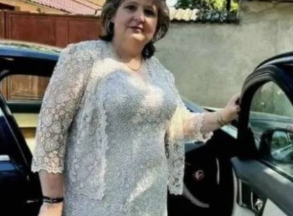 „A mostohalányom egy kocsit ajándékozott a születésnapomra – de amikor kinyitottam a kesztyűtartót, elsápadtam… nem hittem el, mit találtam benne!”
A kapcsolatom a mostohalányommal, Eszterrel, mindig is nehéz volt. Amikor hozzámegyek Gáborhoz, tudtam, hogy nem lesz könnyű dolgom: egy tizenkét éves, frissen árvaságra jutott kislány bizalmát nem lehet egyik napról a másikra elnyerni. Próbáltam ott lenni neki, de Eszter mindig távolságot tartott, rideg volt és független.
Amikor Gábor öt éve meghalt, ketten maradtunk. Reméltem, hogy ez közelebb hoz majd minket egymáshoz, de hiába ünnepeltünk együtt születésnapokat, névnapokat vagy karácsonyt – a fal köztünk nem omlott le.
Aztán múlt héten, épp az 55. születésnapom előtt, Eszter felhívott: meg akart hívni vacsorázni. Már ez is szokatlan volt, hiszen eddig legfeljebb képeslapot küldött.
Amikor megérkezett értem, egy csillogó, piros kabrióval jött. Azt hittem, bérelt kocsi – egészen addig, míg oda nem nyújtotta a kulcsot:
– Boldog születésnapot. Ez a tiéd.
A hangja egyhangú volt, szinte gépies. Rögtön elöntött a kétség: talán ez valami búcsúajándék? Egyfajta bűnbánat?
A vacsora sem volt jobb – feszélyezett csendek, kínos beszélgetések.
Aztán a hazafelé úton Eszter félhangosan megjegyezte:
– A kesztyűtartóban van valami… az is része az ajándéknak.
Remegő kézzel nyitottam ki.
És amit ott találtam… attól megállt bennem a vér. Egy halom gyűrött papír – nem dokumentumok voltak, hanem valami sokkal személyesebb.
? Olvasd el a teljes történetet a hozzászólásban! Ez nem csak egy autóról szól… hanem arról, hogyan olvad meg egy jégszív – és hogyan válik valaki valóban édesanyává. ❤️