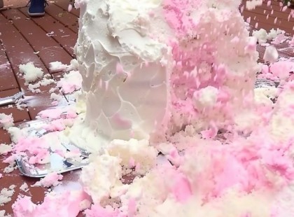 A férjem anyja 'véletlenül' leverte a nembejelentő tortát – de a mosolya mindent elárult...