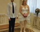 Az esküvő közepén MEGMOZDULT valami Sára menyasszonyi ruhája alatt! A vőlegény, Gábor elsápadt, a vendégek felsikoltottak – SENKI nem volt felkészülve arra, ami ezután történt… 😱😱😱

A házasságkötő terem ünneplőbe öltözött vendégekkel telt meg, mindenki a boldog pillanatra várt… De amikor az aláírás következett volna, valami megmozdult a ruha alatt. Nem hátul. Nem oldalt. Hanem egyenesen Sára szoknyája alatt! 😳

Egy pillanat alatt dermedt csönd lett a teremben… Egy idős rokon keresztet vetett, egy koszorúslány a szájához kapott, a vőlegény pedig falfehér lett. És akkor a ruha hirtelen újra megmozdult! 😨

Folytatás az első hozzászólásban – de kapaszkodj, mert ilyen esküvői sztorit még biztosan nem hallottál! 👇👇👇👇👇