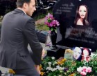 🕯 Miután letöltötte teljes büntetését, Zsolti kijött a börtönből, és első útja a menyasszonya sírjához vezetett. De amikor a sírkő fölé hajolt... ELÁLLT A LÉLEGZETE attól, amit ott talált! 😱😱😱
– Este nyolcig van látogatási idő! – szólalt meg egy recsegő, öreg férfihang a kapuban. Egy borzas, fehér szakállú, meglepően éles tekintetű bácsi állt ott – olyan volt, mint a Télapó... csak szán nélkül.
– Remélem, még időben ideérek – felelte Zsolti.
– Maga az Őrző? – kérdezte.
– Én vagyok, fiam – bólintott az öreg.
– Egy sírt keresek… A menyasszonyomét. Itt temették el. Tudna segíteni?
Zsolti elmondta Katalin nevét, születési és halálozási dátumát. Az öreg beleegyezett, hogy megnézi a nyilvántartásait. Miközben lassan megindult, nagyot sóhajtott:
– A menyasszonyod, azt mondod? Ó, de kár… Olyan fiatal! Még előtte volt az egész élet…
A szavai élesen vágtak Zsolti szívébe, de nem szólt vissza. Csak csendben követte. Katalin volt az élete értelme... és a fájdalom még mindig friss volt, hiába telt el öt év a rácsok mögött.
A temetőőr hamar megtalálta a sír helyét, és felajánlotta, hogy egy rövidebb úton viszi oda Zsoltit. Nem tiltakozott – órákig bolyongott volna egyedül.
Az öreg, bár szelíd, tekintélyt sugárzott. Olyan ember benyomását keltette, akinek nem szokás ellentmondani.
Pár perc múlva már a megadott parcellához értek. Zsolti már messziről észrevette a furcsaságot – a sír teljesen elhanyagolt volt. Se kerítés, se virág. A sírkőből hiányzott a kereszt. Katalin egy bankár lánya volt – ez nem lehetett az ő sírja!
– Nagypapa, ezt biztos eltévesztette. Ez nem lehet Katalin sírja! – szólt gyanakodva Zsolti.
– Nem tévedek – válaszolta határozottan az öreg. – Itt a kép a keresztről. Kolbina Katalin. Született szeptember 21-én, elhunyt május 17-én.
– Csak 20 éves? Micsoda pazarlás... Milyen gyönyörű lány volt... – sóhajtott a bácsi.
– 23 éves volt – javította ki Zsolti gépiesen.
Ahogy közelebb értek a sírhoz… AMIT OTT LÁTTAM, MINDENT MEGVÁLTOZTATOTT. 😳😳😳
👉 A folytatás a kép alatti első kommentben! 👇👇👇