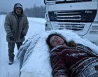 A kamionsofőr kihúzott egy fiatal lányt az éjszakából – de amit a lány pénztárcájában talált, az őt is SOKKOLTA! 😱😱😱 A decemberi első nagy havazás már vastagon beterítette az országutakat. A hó úgy hullott, mint valami könyörtelen, fehér takaró, a fényszórók sápadt fényét elnyelte a kavargó sötétség. Az üveghez csapódó jégtűk úgy verték az ablakot, mintha maga a tél kopogtatott volna be. Szokolai István, a sokat látott kamionsofőr, már nem érzett fáradtságot – a belső szorongás hamarabb felébresztette, mint bármelyik kávé vagy energiaital. Valami nem stimmelt. Még mielőtt megpillantotta volna, már érezte, hogy baj van. Egy sziluett az út szélén… egy árnyék a hóviharban. István rátaposott a fékre. A szíve görcsbe rándult. Éjfél után jár, teljesen kihalt szakasz. Már hallott egy-két legendát eltévedt emberekről, akik az éjszakai utakon bukkantak fel. Volt, aki csak segítségre várt… de akadtak olyan történetek is, amiket jobb volt nem továbbgondolni. Ahogy kiszállt a fülkéből, és a reflektor fénye végigpásztázta az alakot, Istvánnak kis híján elállt a lélegzete. Fiatal nő. Sápadt arc, kék ajkak. Ruhája szinte nevetségesen vékony volt ehhez a jeges éjszakához. A hóban kuporgott, nem mozdult. – Hé, hallasz engem? – kérdezte István, miközben óvatosan a vállához ért. A bőr jéghideg volt. De a lány halkan nyöszörgött. Élt. István gondolkodás nélkül felemelte. Olyan könnyű volt, mintha szél fújta volna le az útra. Beemelte a fülkébe, felcsavarta a fűtést, becsavarta egy vastag pokrócba, és megpróbálta megitatni egy kis meleg teával. A lány ujjai megremegtek. Álomszerűen, de reagált. István szíve zakatolt. Ki lehet ez a lány? Mi történt vele? Miért hever az országút szélén, egy ilyen éjszakán? Elütötték? Kidobták? Talán a válasz a kabátjában rejtőzött. Egy pénztárca. Bőrből. Drága. István hezitált. Nem szokása mások dolgai között turkálni, de most minden perc számított. Felnyitotta. És abban a pillanatban, amikor meglátta a nevet, elakadt a lélegzete. Kovács Anasztázia. A világ kifordult a sarkaiból. Kovács? Az a név, amit tíz éve próbált elfelejteni. Egy család, amitől menekült. Egy férfi, akitől mindennél jobban rettegett. És most… az ő lánya ült mellette, remegve, félholtan. Mi folyik itt?! Hogy került ide? És még fontosabb: ki elől menekül? De amit István talált a személyes iratai között… az mindent megváltoztatott. Ő maga is veszélybe került! 😲😲😲 👇👇👇 FOLYTATÁS a kommentben!