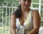 fiatalabb nőért hagyott el – de amit ezután tett, az mindenkit megdöbbentett! 😱

👉 Mariann vagyok, 53 éves. Harminckét éve élek házasságban, de a férjem egy szeretőt talált magának – olyat, aki még a saját lányainknál is fiatalabb. A kapcsolatunk első tizenöt éve csodás volt – persze, mint minden házasságban, akadtak nehézségek is.

1995-ben elvesztettük a lakásunkat egy bedőlt bankhitel miatt, így két kicsi gyerekkel kénytelenek voltunk a szüleimhez költözni. Három évvel később a férjem Franciaországba ment dolgozni, és hamarosan én is követtem – a lányainkat pedig a szüleimre bíztuk.

Két évig mindketten keményen dolgoztunk külföldön, mire sikerült egy házat vennünk. De ez a ház távol volt a szüleimtől, így kénytelen voltam visszaköltözni Romániába a lányokkal, miközben ő Franciaországban maradt. A kapcsolatunk telefonhívásokra és időszakos találkozásokra korlátozódott.

És ekkor lépett be a férjem életébe „az a másik nő” – akinek a hatására teljesen kifordult önmagából. Még a saját lányait is elutasította, és nem akarta, hogy meglátogassuk. Ez különösen a kisebbik lányunkat viselte meg, aki még mindig mélyen szereti az apját.

Évek teltek el. Találtam munkát, lassan sikerült túllépnem a történteken. Aztán egy napon a férjem elvesztette az állását… és az összes pénzét.

😳 De ami ezután történt, az mindenkit sokkolt.

⬇️ Olvasd tovább, az első kommentben a teljes történet!