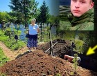 „ANYA, A FÖLD ALATT VAGYOK!” – Suttogta álmában a halottnak hitt fia. „ÉLEK – SEGÍTS!”

Zoltán gyerekkora óta rendőr szeretett volna lenni. Mint sok srác a '80-as évek végén, ő is egyenruháról álmodott. Anyja, Farkas Julianna mindig támogatta őt – de valahol mélyen félt attól, hogy fia apja sorsára jut: Zoltán édesapját ugyanis szolgálat közben, egy bevetésen lőtték le.

Mikor Zoltán jelentkezett az akadémiára, minden remekül indult – egészen az orvosi vizsgálatig. Váratlanul magas vérnyomást és szívproblémákat mutattak ki nála. Egész életében egészséges volt, de most egyik vizsgálat követte a másikat... míg végül kicsúszott az időből: a felvételi határidő lejárt.

Julianna csak annyit mondott:
– Semmi baj, fiam, jövőre úgyis bekerülsz!

De a sors mást tervezett. Zoltán télen behívót kapott a hadseregbe. Bár a tanulmányokra alkalmatlannak nyilvánították, katonának bevitték – és kiképzésre küldték, méghozzá páncélos egységekhez, Kijevbe. Julianna kicsit megnyugodott: legalább messze lesz a Donbaszi frontról.

Aztán jött az első üzenet. Zoltán hangja furcsa volt. Mintha már nem is Kijevben lenne. A következő hír: áthelyezték a frontra. A nő összeroppant, mikor a katonai parancsnokságon végre, nagy nehezen elismerték, hogy a fia eltűnt egy harci bevetés során.

– Valószínűleg elesett. Nem találtuk meg a testét – mondták.

Julianna zokogva jött ki az irodából, és összeesett a buszmegálló mellett. Elájult. A fájdalom felemésztette. De egy éjjel történt valami, amitől az egész történet más irányt vett.

Álmában Zoltán megjelent előtte, és ezt mondta:

– Anya… a föld alatt vagyok. Élek. Segíts!

📖 A teljes történet elérhető a hozzászólásokban. Olyan fordulat vár rád, amit nem fogsz elfelejteni… 👇