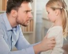 – És a bácsik gyakran jöttek anyához, amíg te nem voltál itthon… – mondta a kislány, amint meglátta az apját… 😲😲😲
– Miféle bácsik, édesem? Mit akarsz mondani apának?
– Bezárkózott velük a szobába. Aztán az egyik elment, és anya sokáig beszélgetett telefonon Vili bácsival. Utána szépen felöltözött, és elment itthonról.
– Ez most hogy jött ki?! És téged egyedül hagyott?! Komolyan?!
– És tegnap is jött Peti bácsi anyához – folytatta a négyéves Marcsi, miközben a babájával játszott. – Egész este a szobában voltak.
– Milyen Peti bácsi?! – Lajos félrenyelt a teától, és idegesen kezdett fel-alá járkálni a szobában.
– És gyakran jönnek vendégek anyához? – arca már lángolt a haragtól.
– Igen! Tegnap sem egyedül jött haza, hanem Vili bácsival. Bezárkóztak a ti szobátokba. És reggel ment el. Én nem aludtam. MINDENT láttam…
– És mit láttál pontosan, kicsim? Meséld el apának… Ők mi a…?
A folytatás a fotó alatti első hozzászólásban olvasható👇👇👇 😲😲😲