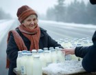 Egy orvos csak egy üveg házi tejet akart venni az autópálya mellett… de amikor meglátta a lány csuklóját, teljesen ledermedt!