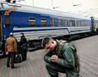 🥺 Megtudta, hogy a menyasszonya nem várta meg, míg leszerel a sereg után… De amikor leszállt a vonatról, AZT LÁTTA, amitől földbe gyökerezett a lába… 😲😲😲
– „Ugye mész szabadságra?” – kérdezte a parancsnok.
– „Megyek” – bólintott Gábor –, „de sosem mentem haza.”
– „Miért?”
– „Mert… nem akarok.”
– „Konfliktus a szüleiddel, vagy a lány nem várt meg?” – kérdezte a főtiszt, és azonnal megérezte, melyik válasz az igaz.
A parancsnok azt tanácsolta neki: „Fiam, köpj rá, aki nem becsült meg! De a szüleid nem tehetnek semmiről. Menj haza, legalább miattuk.”
Gábor végül beadta a derekát… és most a vonaton ül. Már közeledik a szülővárosához. Egy átszállásnál, ahol fél órát áll a szerelvény, úgy dönt: leugrik, vesz egy kis harapnivalót.
Sorba áll egy pavilonnál... és akkor meglát valamit a távolban.
Ami azonnal mindent megváltoztatott.
😲😲😲
➡️ A folytatás az első hozzászólásban olvasható! 👇👇👇