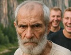 Egy 80 éves bácsit kezdtek cukkolni a parkban a fiatal suhancok… De amikor megkérte őket, hogy vegyék le a nyakláncát – SZÓ SZERINT LEBÉNULTAK a döbbenettől… 😳😳😳
Úgy vették körbe, mint a hiénák – három kamasz srác, egyik sem lehetett húsznál több. Fülhallgató a fülükben, kaján vigyor az arcukon, cigaretta a kézben 🎧🚬 Nevetgéltek, ahogy a bácsi – János bácsi – nyugodtan üldögélt a padon, és morzsákat szórt a verebeknek 🐦🪑
Törékenynek tűnt – kopott kabát, bot, csontos kéz… de a nyakában egy fénylő, aranyszínű lánc lógott, nem nagy, de feltűnő ✨
– Hé, öreg, ilyen csillogós cuccal nem kéne egyedül lófrálni – röhögött fel az egyik.
– Te ki vagy, valami nyugdíjas gengszter, vagy egy elfeledett celeb? – csatlakozott a másik 🎤😆
– Na, kapd le gyorsan, mielőtt mi tesszük meg! – morrant rá a harmadik, már minden humor nélkül 😠
A bácsi ekkor felnézett rájuk. Nem félelemmel. Nem haraggal. Csak… valami mélységgel, amitől megáll az emberben az ütő 🧠👁️
– Vegyétek le – mondta nyugodtan. – De vigyázzatok vele. Ez az egyetlen, ami megmaradt belőle. Nem ér pénzt. Csak… vigyétek le, ha muszáj 🙏💔
Az egyik srác odanyúlt a lánchoz… és abban a pillanatban megmerevedett ❄️
A láncon egy apró medál lógott – egy kismadár 🐦 A hátoldalán egy alig olvasható, vésett sor:
„Élni annyi, mint szeretni. Anna. 1972.” 💌
– Ez… ez a feleséged volt? – kérdezte halkan a fiú, és a szemében hirtelen ott csillogott valami egészen más: tiszteletteljes megrendülés 🥺
A történet folytatása – az első hozzászólásban a kép alatt! 👇👇👇