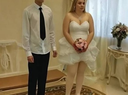 Az esküvő közepén MEGMOZDULT valami Sára menyasszonyi ruhája alatt! A vőlegény, Gábor elsápadt, a vendégek felsikoltottak – SENKI nem volt felkészülve arra, ami ezután történt… ???

A házasságkötő terem ünneplőbe öltözött vendégekkel telt meg, mindenki a boldog pillanatra várt… De amikor az aláírás következett volna, valami megmozdult a ruha alatt. Nem hátul. Nem oldalt. Hanem egyenesen Sára szoknyája alatt! ?

Egy pillanat alatt dermedt csönd lett a teremben… Egy idős rokon keresztet vetett, egy koszorúslány a szájához kapott, a vőlegény pedig falfehér lett. És akkor a ruha hirtelen újra megmozdult! ?

Folytatás az első hozzászólásban – de kapaszkodj, mert ilyen esküvői sztorit még biztosan nem hallottál! ?????