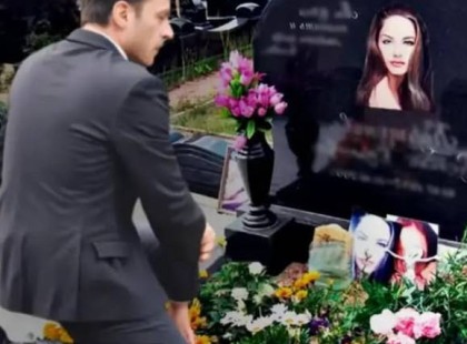 ? Miután letöltötte teljes büntetését, Zsolti kijött a börtönből, és első útja a menyasszonya sírjához vezetett. De amikor a sírkő fölé hajolt... ELÁLLT A LÉLEGZETE attól, amit ott talált! ???
– Este nyolcig van látogatási idő! – szólalt meg egy recsegő, öreg férfihang a kapuban. Egy borzas, fehér szakállú, meglepően éles tekintetű bácsi állt ott – olyan volt, mint a Télapó... csak szán nélkül.
– Remélem, még időben ideérek – felelte Zsolti.
– Maga az Őrző? – kérdezte.
– Én vagyok, fiam – bólintott az öreg.
– Egy sírt keresek… A menyasszonyomét. Itt temették el. Tudna segíteni?
Zsolti elmondta Katalin nevét, születési és halálozási dátumát. Az öreg beleegyezett, hogy megnézi a nyilvántartásait. Miközben lassan megindult, nagyot sóhajtott:
– A menyasszonyod, azt mondod? Ó, de kár… Olyan fiatal! Még előtte volt az egész élet…
A szavai élesen vágtak Zsolti szívébe, de nem szólt vissza. Csak csendben követte. Katalin volt az élete értelme... és a fájdalom még mindig friss volt, hiába telt el öt év a rácsok mögött.
A temetőőr hamar megtalálta a sír helyét, és felajánlotta, hogy egy rövidebb úton viszi oda Zsoltit. Nem tiltakozott – órákig bolyongott volna egyedül.
Az öreg, bár szelíd, tekintélyt sugárzott. Olyan ember benyomását keltette, akinek nem szokás ellentmondani.
Pár perc múlva már a megadott parcellához értek. Zsolti már messziről észrevette a furcsaságot – a sír teljesen elhanyagolt volt. Se kerítés, se virág. A sírkőből hiányzott a kereszt. Katalin egy bankár lánya volt – ez nem lehetett az ő sírja!
– Nagypapa, ezt biztos eltévesztette. Ez nem lehet Katalin sírja! – szólt gyanakodva Zsolti.
– Nem tévedek – válaszolta határozottan az öreg. – Itt a kép a keresztről. Kolbina Katalin. Született szeptember 21-én, elhunyt május 17-én.
– Csak 20 éves? Micsoda pazarlás... Milyen gyönyörű lány volt... – sóhajtott a bácsi.
– 23 éves volt – javította ki Zsolti gépiesen.
Ahogy közelebb értek a sírhoz… AMIT OTT LÁTTAM, MINDENT MEGVÁLTOZTATOTT. ???
? A folytatás a kép alatti első kommentben! ???