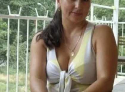 fiatalabb nőért hagyott el – de amit ezután tett, az mindenkit megdöbbentett! ?

? Mariann vagyok, 53 éves. Harminckét éve élek házasságban, de a férjem egy szeretőt talált magának – olyat, aki még a saját lányainknál is fiatalabb. A kapcsolatunk első tizenöt éve csodás volt – persze, mint minden házasságban, akadtak nehézségek is.

1995-ben elvesztettük a lakásunkat egy bedőlt bankhitel miatt, így két kicsi gyerekkel kénytelenek voltunk a szüleimhez költözni. Három évvel később a férjem Franciaországba ment dolgozni, és hamarosan én is követtem – a lányainkat pedig a szüleimre bíztuk.

Két évig mindketten keményen dolgoztunk külföldön, mire sikerült egy házat vennünk. De ez a ház távol volt a szüleimtől, így kénytelen voltam visszaköltözni Romániába a lányokkal, miközben ő Franciaországban maradt. A kapcsolatunk telefonhívásokra és időszakos találkozásokra korlátozódott.

És ekkor lépett be a férjem életébe „az a másik nő” – akinek a hatására teljesen kifordult önmagából. Még a saját lányait is elutasította, és nem akarta, hogy meglátogassuk. Ez különösen a kisebbik lányunkat viselte meg, aki még mindig mélyen szereti az apját.

Évek teltek el. Találtam munkát, lassan sikerült túllépnem a történteken. Aztán egy napon a férjem elvesztette az állását… és az összes pénzét.

? De ami ezután történt, az mindenkit sokkolt.

⬇️ Olvasd tovább, az első kommentben a teljes történet!