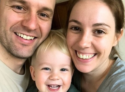 AMÍG ZUHANYOZTAM, HALLGATTAM, AHOGY A BABÁNK SÍR, ÉS A FELESÉGEM FIGYELEMRE SEM MÉLTATTA — BELÉPTEM A SZOBÁJÁBA, ÉS FELORDÍTOTTAM!
A feleségem a gyerekszoba közelében volt, így nyugodtan elmentem zuhanyozni. Amint elzártam a vizet, meghallottam, hogy a hároméves fiam keservesen sír, és kiabál: „APA, APA, KÉRLEK, GYERE!” Azonnal kirohantam.
Ahogy átsiettem a folyosón, ránéztem a feleségemre. AZ iPAD-JÉBE MERÜLVE ÜLT!
Én: „Nem tudtad megnyugtatni?” Ő: „De, próbáltam. Háromszor.”
Bementem a fiam szobájába, felvettem. A vállamon zokogott, csuromvizes volt (először azt hittem, csak a könnyeitől). Elkezdtem betakarni, mire halkan suttogta: „Sajnálom, apa…” Na, EZ volt az a pont, ahol megijedtem. Bekapcsoltam a telefonom zseblámpáját.
Másodpercekkel később HANGOSAN FELORDÍTOTTAM. MI A POKOL TÖRTÉNT?!
? A teljes történet a képek alatt, az első kommentben olvasható!
???