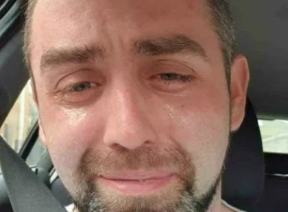 Ez az utolsó kép a 34 éves férfiról, aki néhány perccel a halála előtt összetörve sírt az autójában. A háromgyermekes, egyedülálló apa több mint 7 millió forint adóssággal küzdött, kétségbeesetten várva egy megígért kölcsönre, amely végül 5 hét késéssel érkezett. A pénz hiánya napról napra mélyebb szakadékba taszította, és amikor élete tragikusan véget ért, mindössze 1600 forint volt a számláján. A történet szívszorító részleteiért nézd meg az első kommentet... ?