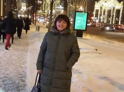 „Már tíz éve élek és dolgozom külföldön. Őszintén mondom: elfáradtam. Egyetlen álmom maradt – hazamenni.”

Én Éva vagyok, egy kis borsodi faluból. Amikor a férjem meghalt, és a két fiam jövője a tétre került, nem volt választásom: Angliába jöttem dolgozni. Minden keresetemet hazaküldtem – házra, iskolára, gyerekeim életére. Én meg... csak túléltem.

Most, tíz év után, először mertem kimondani nekik, hogy hazajönnék.
A válaszuk… összetörte a szívemet.

? A teljes történetem az első kommentben. Kérlek, olvasd el, és írd meg: te mit tennél a helyemben? ??