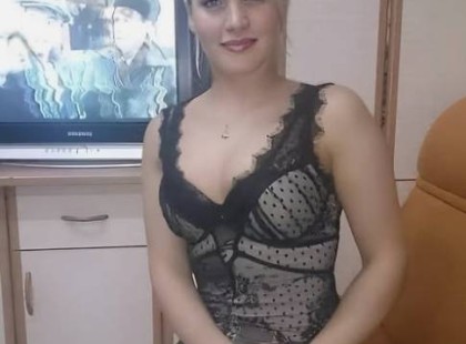 ? 23 év házasság után csak egy pillanatra torpantam meg takarítás közben… És amit a tükörben láttam, összetörte a szívemet. ?Nem a boldog, csillogó szemű menyasszony nézett vissza rám, akit a polcon lévő esküvői fotón látni lehet. Egy fáradt, elgyötört nő állt ott – én voltam az.Akkor elhatároztam: változtatok. Meghívom Gábort, a férjemet egy randira. Csak mi ketten. Egy kis kávé, beszélgetés, hogy újra érezzük, miért is vagyunk együtt.A válasza viszont olyan pofonként ért, amire semmi nem készíthetett fel. „Én?! Veled?! Sehová nem megyek!” – nézett rám undorral. „Nem illesz egy drága étterembe. Nézz már magadra!”Próbáltam magyarázni: „Most takarítottam, ezért nézek így ki…” – de a könnyek már elindultak.És akkor jött a végső döfés:„ELÉG! Akarod az igazságot? Szégyellek, Kata. SZÉGYELLEK.”??Hogy mi történt ezután? Az egész életem megváltozott egy beszélgetés miatt, amit a férjem legjobb barátjával hallottam...? A teljes történet a hozzászólásokban olvasható ???