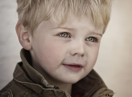 Gábor évente egyszer látogatott el édesanyjához, a születésnapján. Több ezer kilométerre élt tőle, és ennél gyakrabban nem tudott eljönni. A feleségét, Liliát nem hozta magával – anyja nem jött ki vele, mert Lili egyszer azt mondta, hogy Gábor meddő. Az édesanyja nem volt hajlandó ezt elhinni, és mindenért Liliát hibáztatta. Hét év házasság után sem sikerült nekik gyermeket nemzeni. Amikor kivizsgáltatták magukat, kiderült, hogy Gábor valóban nem lehet apává. Mindketten elszomorodtak, de elfogadták, hogy ez a sorsuk – gyerek nélkül élni. Amikor Gábor megérkezett édesanyjához, rögtön elment a boltba bevásárolni. A pultnál egy hatéves forma kisfiú állt, és piszkos kis kezeivel aprópénzt számolt a tenyerében. Ruházata is elhanyagolt volt – koszos rövidnadrág és trikó. Gábor szíve megdobbant a látványra. A fiú emlékeztette őt saját gyerekkorára. Ugyanolyan világos, göndör hajtincsei voltak, és kék szeme. – Kisfiú, mennyi hiányzik? Hadd pótoljam ki! – Nagyon sok, 45 forint. Fagylaltot szeretnék venni... – Hogy hívnak? – Sanyika. – Tessék, Sanyika, itt van 50 forint. Vedd meg a fagyit, és siess haza, anyukád biztosan keres. – Nekem nincs anyukám, nemrég meghalt. Apám sose volt. Anyu azt mondta, jó ember volt, de még azelőtt meghalt, hogy megszülettem volna. A nagymamámmal maradtam, de ő... hát... iszik. Gábor adott neki pénzt, és a kisfiú boldogan megvette a fagyit, majd elszaladt. Gábor, miután bevásárolt, hazafelé indult, közben pedig Sanyikán gondolkodott – vajon milyen sors vár rá az életben? Hazaérve úgy döntött, megkérdezi az anyját róla: – Mama, nem ismered véletlenül azt a hatéves forma fiút, Sanyikát? A boltban találkoztam vele, nem volt elég pénze fagyira. Egészen piszkos és elhanyagolt volt... Mi történt az anyjával? ? A folytatást olvassátok a kommentekben... ??