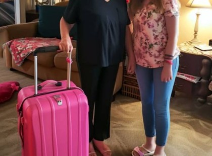 Az unokám nálunk töltötte a nyarat – de amikor kinyitottam a bőröndjét, sokkolva hívtam fel a lányomat