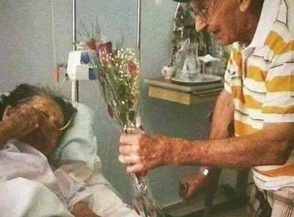 Ez a 80 éves férfi minden reggel reggelit visz a feleségének az idősek otthonába – és a szíved megolvad, ha megtudod, miért