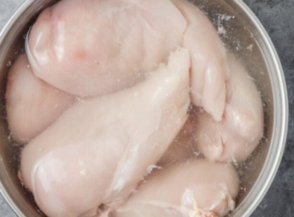 Egy bolt dolgozója elmagyarázta, hogy mindig azonnal sóoldatba kell áztatni a boltban vásárolt csirkét – Íme, miért!