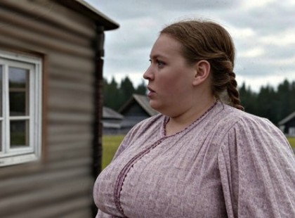 A férjem elvitt a faluba, hogy megismerjem a szüleit! Amikor megláttam az anyját, MEGIJEDTEM – és ekkor történt valami, amitől SZÓHOZ SEM JUTOTTAM... ???
Az autóban ültem, erősen szorítva Gábor kezét, miközben ő lassan leparkolt a régi, megdőlt kerítés mellett. A falu hűvös őszi levegővel, áthatóan kék éggel és nedves föld illatával fogadott bennünket.
Valahonnan a távolból egy kutya ugatása hallatszott, én pedig akaratlanul is remegni kezdtem.
— Valéria, mi van veled? – kérdezte Gábor, észrevéve, hogy még erősebben megszorítottam a kezét.
— Csak... izgulok, – vallottam be halkan.
A ház ajtaja hirtelen kivágódott, és a tornácon megjelent egy asszony.
Magas, erős testalkatú, komoly arckifejezéssel. Ránk nézett, és úgy éreztem, mintha a levegő körülöttünk hirtelen sűrűbbé vált volna.
— Jaj, Gáborka, anyád fia! – Hangja, akár egy harangszó, betöltötte az egész udvart. – Miért nem szóltál, hogy jössz?!
Belül görcsbe rándultam. Ez volt az anyja.
Klaudia néni egy lépéssel közelebb jött, és ahogy közeledett, egyre inkább el akartam bújni a férjem mögé. Karjait kitárta, a tekintete pedig valami megmagyarázhatatlan súlyt hordozott.
Hirtelen úgy éreztem magam, mintha egy bíróság előtt állnék, és az ítélet bármelyik pillanatban elhangozhatna.
— Látom, nem egyedül jöttél, – szűkítette össze a szemét, és lassan, nagyon lassan rám emelte a tekintetét.
— Anyu, ismerd meg a feleségemet, Valériát. – Gábor védelmezően átölelte a vállamat, mintha meg akarna óvni.
Ekkor Klaudia néni hirtelen elindult felém.
Ösztönösen hátráltam egy lépést.
— Gyere ide, menyecském! – kiáltott fel, és mielőtt bármit is mondhattam volna, erős karjai közé zárt, olyan szorosan, hogy csillagok villantak a szemem előtt.
Éreztem, ahogy meleg, friss tésztát és fokhagymát árasztó ajkai cuppannak mindkét arcomra és homlokomra. Mindez annyira váratlan volt... és megrázó.
— Jaj, de törékeny vagy! – jegyezte meg az anyósom, úgy méregetve engem, mintha egy piacon vásárolt csirkét szemlélne. Nyeltem egyet, várva a következő megjegyzését.
— Hol találtál egy ilyen szépséget, Gábor? – kérdezte enyhe gúnnyal, de rosszindulat nélkül.
A férjem csak mosolygott:
— A könyvtárban, anyu.
Klaudia néni felhúzta a szemöldökét, majd váratlanul ravasz mosoly jelent meg az arcán.
— Gyertek be, mit álldogáltok a hidegben? És vegyétek le a cipőt, tegnap felmostam!
Végre kifújtam a levegőt, amit eddig bent tartottam. Mindez olyan... hirtelen történt.
Bementünk a házba, mit sem sejtve arról, hogy ez még csak a kezdet volt. Aztán történt valami, amitől SZÓHOZ SEM JUTOTTAM... ???
(Folytatás az első kommentben a kép alatt???)