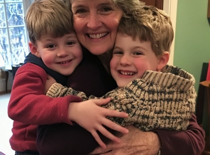 Egyedül nevelem ikerunokáimat, miután az anyjuk meghalt. Egy napon egy idegen nő kopogtatott az ajtómon a szörnyű titkával és követelte, hogy adjam oda neki a fiúkat