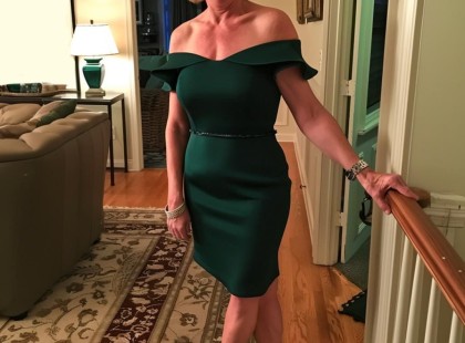 A 62 éves anyukám múlt héten vette ezt a ruhát és ezeket a cipőket, és azóta sem vette le. Tegnap eljött velük a lányom szülinapi bulijára és kínos helyzetbe hozott..