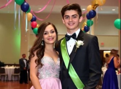 GAZDAG OSZTÁLYTÁRSAK GÚNYOLTÁK A TAKARÍTÓNŐ LÁNYÁT… MÍG MEG NEM JELENT A BÁLON EGY FEHÉR LIMUZINNAL – ÉS MINDENKI SZÓT NÉLKÜL MARADT. ????

– Igaz, hogy az anyukád takarította tegnap az öltözőnket? – kérdezte gúnyosan Balázs, amikor az osztály elcsendesedett…

Nevetés. Gúnyos tekintetek. Lenézés.

Zsófi csak nyelt egyet. Nem azért, mert szégyellte magát. Hanem mert tudta: az ő értékét nem a többiek pénze vagy származása határozza meg.

De amikor meghallotta, hogy az osztálytársai azon fogadnak, vödörrel vagy busszal jön-e a bálba…

Egy dolgot eldöntött: elhallgattatja őket. Örökre.

És amikor elérkezett a ballagás napja, és a gimnázium előtt megállt egy hófehér limuzin, mindenki megdermedt.

A kocsiból kiszállt egy gyönyörű lány, emelt fővel, sugárzóan…
Nem ismerték fel elsőre.
Pedig ő volt az. Zsófi.

Ami ezután történt, arra senki sem számított... ????
A teljes történet AZ ELSŐ HOZZÁSZÓLÁSBAN! ?