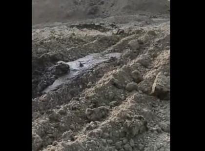 Sötét folyadék bugyog fel a földből a Csemeztanyán elföldelt marhákból, állítólag szerint minden rendben zajlik, de megszólalt egy állatorvos, ez állhat a háttérben ??