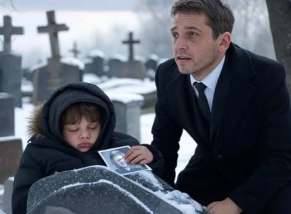 Egy üzletember elment felesége sírjához – és elájult, amikor meglátta, hogy egy kisfiú alszik a sírkövön... – „SAJNÁLOM, ANYA!” – suttogta a gyerek, miközben egy megsárgult képet szorongatott. A megdöbbent férfi előlépett – talán épp kiabálni készült... de a kisfiú felnézett rá, és olyan szavakat mondott, amelyek örökre megváltoztatták a világát! ??? A februári este szürkén, nehéz takaróként borult Budapest külvárosának régi temetőjére. A csupasz fák között süvített a szél, mintha régi titkokat suttogna a megdőlt kereszteken át. Kovács András egy szerény sírkő mellett állt. Fekete kabátja ringott a hideg szélben, tekintete nem szakadt le a kőbe vésett névről – Ilona, a nő neve, aki valaha az egész világot jelentette számára. Nem szeretett idejárni. Mégis, valami újra és újra visszahúzta – egy láthatatlan szál, amit sem az idő, sem a halál nem tudott elszakítani. – „Öt év…” – mondta halkan maga elé, mintha félt volna megtörni a csendet. Épp menni készült, amikor halk zajra lett figyelmes. Volt valami? Lépések? Zörgések? A temető üresnek tűnt, csak az árnyékok remegtek az alkonyatban. Aztán meglátta. Valamit, ami nem tartozott oda. Ilona sírkövén egy kisgyermek feküdt – régi, szakadt pokrócokba burkolózva, alig lehetett hatéves. Összegömbölyödve aludt, mintha a hideg gránit volna az otthona. Mellkasához szorított egy megsárgult fényképet, mint valami kincset. András előlépett. Cipője nyikorgott a fagyott kavicson. Ki lehetett ez a gyerek? Hajléktalan? Szökésben? Menedéket keresett? – „Hé, kicsikém!” – szólalt meg erősebben, de a hangja remegett. A gyerek megriadt, hirtelen levegőt vett, és kinyitotta a szemét. Nagy, sötét, ijedt szempár nézett vissza rá. Aztán a fiú megszólalt: – „Bocsánat, anya! Nem kellett volna itt aludnom…” András megdermedt. „Anya”? A szemét a sírkő feliratra vetette: Kovács Ilona. A düh hirtelen felszökött benne. Ki ez a gyerek, hogy így hívja? Odalépett, és megpróbálta elvenni a fotót a fiú kezéből. – „Honnan van ez?!” – kérdezte indulatosabban, mint szerette volna. A kisfiú még jobban összement, de nem adta ki a képet. Aztán felnézett Andrásra… szomorú szemekkel, mély, kimondatlan történetekkel. – „Azt mondta… te meg fogsz találni.” András világát megrázta ez a mondat. Keze a levegőben maradt, szinte lebénult. – „K-ki vagy te?!” – kérdezte hangosan, miközben úgy érezte, kicsúszik a talaj a lába alól. A kisfiú nem válaszolt. Csak még szorosabban szorította a képet, és lehajtotta a fejét. És Kovács Andrásnak már olyan kérdések cikáztak a fejében, amiket kimondani sem mert... ? A történet drámai folytatása a kommentek alatt!