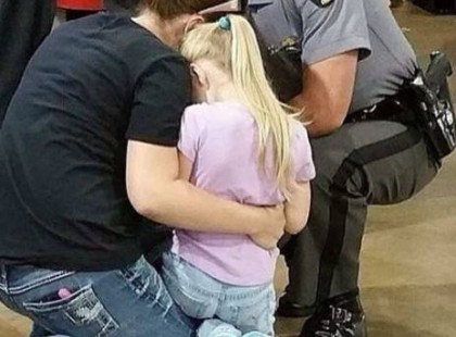 A LÁNYOM ÖSSZEOMLOTT EGY RENDŐR ELŐTT – ÉS AMIT EZUTÁN MONDOTT, AZT SOHA NEM FELEJTEM EL