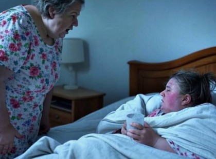 39,5 fokos lázzal aludtam el – és egy pohár hideg vízre ébredtem. “Kelj fel azonnal, egy óra múlva jönnek a vendégek!” – ordította az anyósom, aki úgy döntött, partit rendez… a mi lakásunkon. De amikor feltápászkodtam – szó szerint elzsibbadt a látványomtól... ???

Megint megfulladtam álmomban. Olyan érzés volt, mintha egy ragacsos, sötét szakadékban lebegnék. Hol forró volt, mint az olvadt szirup, hol jeges, mint egy befagyott tó.

Remegés és láz váltogatták egymást. Rémálmok kavarogtak a fejemben: munkahelyi jelenetek, Excel-táblázatok, számok, amelyek oszlopról oszlopra ugráltak – és minden sorban egy újabb kudarc várt.

Aztán valami betöltötte az agyam – tompa, idegesítő, süketítő ordítás… és hirtelen jégzápor.

Igen, valaki szó szerint hideg vízzel öntött le.

Mintha egy kampóval rántottak volna ki abból a mély, lázas álomból. Egy éles, durva hang ütötte meg a fülem:

– „Még mindig alszol?!”

Alig nyitottam ki a szemem. Fölöttem ott magasodott az anyósom, Ilona. Az arca feszült volt, ajkai vékony csíkká szorítva, a kezei ökölbe szorulva – pont úgy, mint mindig, amikor ítélkezni készült.

A következő pillanatban viszont kitört belőle a szokásos harci kiáltás:

– „Kelj már fel! Egy óra múlva jönnek a vendégek! Mindennek ragyognia kell, főzni kell, pakolni! Ne tespedj itt, mint valami díványkrumpli!”

Én csak hallgattam. Erőm sem volt visszaszólni. Csak odanyúltam a takaróért, hogy letöröljem vele a hideg vizet az arcomról.

A testem úgy remegett, mint egy beteg madáré. A fejem zúgott, a homlokom lángolt.

– „Anyuka… 39,5 a lázam… azt sem tudom, hol vagyok…” – suttogtam.

De ő csak legyintett.

– „Jaj ne hisztizz! Mindenki beteg valamikor. De én még úgy is rendet raktam, takarítottam, mosogattam, főztem! Itt nem fog senki szégyenbe hozni engem a sógornőm előtt!”

És akkor… valami bennem eltört.

Pontosan úgy, mint amikor egy régi zárban elpattan a rugó. Éreztem, hogy valami füstöl bennem, mint egy gyufa, amit túl sokáig tartottak a lángban.

De mielőtt bármit is mondhattam volna… valami megrepedt bennem.

… … …

???
? A folytatás – a fotó alatti első kommentben ??