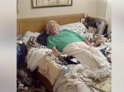 16 éves fiam úgy döntött, a nagymamánál tölti a nyarat – de egy nap egy kétségbeesett hívást kaptam: »Kérlek, ments meg tőle!« És utána megszakadt a vonal… ?

Egész életemben csak álmodtam arról, hogy a fiam egyszer felelősségteljes, gondoskodó ember lesz. Amikor hirtelen azt mondta: „Anya, hadd töltsem a nyarat a nagymamánál, majd én vigyázok rá, addig a gondozónő is pihenhet” – meghatódtam. Talán végre felnő, gondoltam naivan.

A nagymamája mozgáskorlátozott, egy kisvárosban él, ahová a fiam korábban még csak látogatóba sem volt hajlandó elmenni. Ez most más volt. Az első hét alatt a beszélgetéseink kellemesek voltak, de amikor a saját anyámmal akartam beszélni, mindig azt mondta: „Most alszik” vagy „Majd később…”

És akkor egy este a pokol szó szerint betelefonált.

A fiam mobiljáról érkezett a hívás, de nem az ő hangja volt a vonal végén – hanem anyámé. „Kérlek… ments meg tőle…” – suttogta elhaló hangon. Aztán a hívás megszakadt.

Azonnal autóba ültem.

És amit a nagymamám házánál találtam... olyasmi volt, amit még egy rémálom sem tudott volna felülmúlni!
⬇️ Folytatás a fotó alatti első hozzászólásban! ???