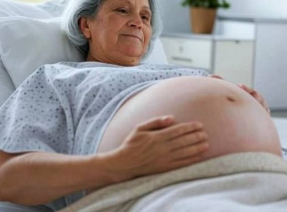 Mit gondolt egyáltalán a nőgyógyászod?!” – üvöltötték az orvosok egy 56 éves asszony szülése közben. De amikor meglátták, KIT szült... mindenki lefagyott a döbbenettől ???
A rekkenő hőség úgy ült a falu fölé, mintha maga a pokol fújt volna forró levegőt a háztetőkre. A csendet csak a tücskök ciripelése és a fák között bujkáló szél zizegése törte meg – mígnem egy mentőautó vijjogása kettévágta a levegőt. A poros földúton fékezett, egy rozoga parasztház előtt állt meg.
A mentős Ludmilla – izzadtan, remegő kézzel – ugrott ki az autóból:
– Gyerünk! Alig bírja már!
Lajos azonnal kirohant a házból, karjaival átkarolta feleségét, Kovács Máriát, aki fájdalomtól görnyedve suttogta:
– Ha bármi történne… vigyázz rájuk, Lajos… tartsd rajtuk a szemed...
Az ujjai jéghidegek voltak, a tekintete üveges – Ludmilla csak suttogni merte:
– Istenem... ez túl nagy kockázat…
Mária már a nyugdíj kapujában állt, de most életet készült adni. A terhessége maga volt az orvosi csoda – vagy őrültség. A szülés előtt azonban még senki sem sejtette: az igazi dráma csak most kezdődik...
A városi kórház műtőjében szinte az összes ügyeletes orvos összegyűlt. Ritka esemény volt ez: egy 56 éves asszony szülése önmagában is szenzáció. Az orvosok suttogva, aggodalmasan figyelték a monitorokat.
– Ez... ez hogy lehetséges? – kérdezte egyikük döbbenten. – Miért nem szakították meg időben a terhességet?
– Mit képzelt a nőgyógyásza?! – robbant ki a főorvos. – Ez őrültség!
De ekkor megszólalt a szülészet legendás alakja, a deres hajú dr. Szabó Leonárd:
– Elég! Most koncentráljunk. Egy élet forog kockán.
A levegő vibrált a feszültségtől. A műtét elindult, minden másodperc egy örökkévalóságnak tűnt. Majd végül… felhangzott egy újszülött első, rekedt sírása. A személyzet arca felderült… de csak egy pillanatra.
– Várj csak… – szólalt meg halkan az egyik szülésznő. – Ez… ez nem stimmel…
Jegor doktor előrelépett, hogy megnézze a babát, majd egy pillanat múlva ösztönösen hátrált, mintha valami földöntúlit látott volna.
– Te jó ég… Ez… ez lehetetlen… – suttogta.
A műtőre dermesztő csend borult. Mindenki egyszerre némult el. Amit láttak… azt senki nem akarta kimondani.
Folytatás a kép alatti első hozzászólásban... ???