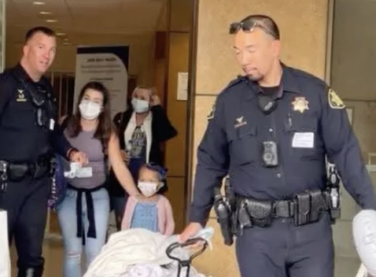 Kiengedtek minket a kórházból – de nem azért, amire gondolnál!
Amikor végre azt mondták, hogy mehetünk, meg kellett volna könnyebbülnöm.
De teljesen leblokkoltam. A kislányom, Zsófi, maszk mögött mosolygott, szorította a kis nyusziplüssét, és integetett minden nővérkének. Én viszont csak egy dolgot éreztem: szorít a gyomrom.
Nem volt hová mennünk.
A lakbért hónapok óta nem fizettem – éjjel-nappal vele voltam bent, vártam az eredményeket, a kezeléseket, a reményt. A férje már rég eltűnt.
A munkahelyemen azt mondták, megértenek… aztán két hete már nem is hívtak. Pontosan tudtam, mit jelent ez.
Próbáltam nem mutatni. Mosolyogtam rá, megsimítottam a haját, engedtem, hogy vegyen egy lufit az ajándékboltból – pedig tudtam, nincs rá pénzünk.
Aztán a kórház előterében megjelent két rendőr.
Egy pillanatra bepánikoltam – azt hittem, tartozások vagy hiányzó papírok miatt jöttek.
De az egyik nővér csak bólintott, és odasúgta:
– Minden rendben van. Segíteni jöttek.
A rendőrök felajánlották, hogy viszik a táskánkat, és elvisznek egy „ideiglenes szállásra”. Fogalmam sem volt, mit jelent ez – túl fáradt voltam ahhoz, hogy megkérdezzem.
Úgy mentünk ki, mint bármelyik család – a táskák kerekei csikorogtak, a nővérek búcsút intettek.
De amikor kiléptünk, az egyik rendőr odahajolt hozzám, és átnyújtott egy fehér borítékot.
– Csak akkor nyisd ki, ha már benn ülsz a kisbuszban – mondta.
Most már benn ülünk.
A boríték az ölemben van.
És most vettem észre valamit a sarkában. Egy nevet.
Az ő nevét. ⬇️
(A teljes történet az első hozzászólásban ??)