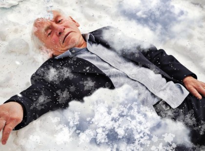 A saját fia és menye kidobták Sándort a házából… Már majdnem megfagyott a parkban, amikor valaki megérintette az arcát. Amikor kinyitotta a szemét, ELÁLLT A LÉLEGZETE! ?
Sándor lassan lépkedett végig az ismerős utcán, minden lépés nehéznek tűnt. Egy hosszú séta után tért vissza, abban reménykedve, hogy otthon meleg várja… de valahol mélyen már érezte, hogy valami nincs rendben.
Ahogy belépett, a fia, Tamás, és a menye, Andrea feszült arccal fogadták. A tekintetük hideg volt és távoli, mintha idegen lenne számukra – nem az az apa, aki egész életét nekik szentelte.
– Apa, beszélnünk kell – szólalt meg Tamás száraz hangon.
Sándor levette a kabátját, próbált nyugodt maradni, de belül egyre nőtt a nyugtalanság. Valami nagyon nem stimmelt.
– Meghoztuk a döntést – folytatta Tamás. – El kell hagynod a házat. Terveink vannak ezzel a lakással, és a jelenléted csak akadályoz minket.
Andrea mellette állt, de egy pillantást sem vetett Sándorra. A csendes egyetértése talán még jobban fájt, mint bármilyen szó.
– Hogy érted azt, hogy hagyjam el? – kérdezte zavartan Sándor.
– Ez az én házam… segítettem felépíteni, az összes megtakarításomat ebbe fektettem.
– Volt a te házad – vágott közbe Tamás. – Most már a miénk. Egy heted van, hogy összepakolj.
Sándor úgy érezte, mintha minden összeomlana. Évek szeretete, törődése, támogatása – egy pillanat alatt semmivé lett. A fiára nézett, akit felnevelt, és nem ismert rá többé.
Nehéz léptekkel ment be a szobájába. Egy régi bőrönd – még az apjától maradt rá – volt az egyetlen dolog, ami most társául szegődött. Elkezdett pakolni. Pár ing, néhány régi fénykép, megsárgult papírok.
A keze remegett, amikor elővette a családi albumot. Boldog évek fotói, közös ünnepek, Tamás születésnapjai, együtt megélt örömök és sikerek. Most mindez már csak halvány emlék.
– Hol fogok élni? – csak ez járt a fejében.
Amikor befejezte a pakolást, körbenézett utoljára a szobában. – Negyven év… és most minden egy bőröndbe fér bele…
Sándor elindult… Nem is volt célja, csak húzta maga után az egyetlen csomagját. A könnyei nem folytak. Túl nagy volt a fájdalom.
A magány sűrű, áthatolhatatlan takaróként borult rá. Csak a lámpák gyér fénye világította meg az útját. A ház mögötte maradt. A család. A múlt. Előtte – semmi biztos.
Nem tudta, mi vár rá. Csak azt tudta – ez már a vég kezdete.
A reggeli levegő hideg és nyirkos volt. Sándor lassan ballagott a park sétányán, érezve, ahogy a fáradtság minden lépésben ott van. Az elnyűtt zakó nem védett a csontig hatoló szél ellen – ugyanolyan kegyetlen volt, mint a saját családja.
Talált egy padot, óvatosan leült. Az emberek jöttek-mentek körülötte. Fiatal anyák babakocsival, idős párok, gyerekek… mindenki a maga életét élte.
Senki sem figyelt az egyedül üldögélő öregre. Az ereje lassan elfogyott. A hideg és a hó vitte el az utolsó tartalékait is. Elaludt… érezve, ahogy a hó puhán betakarja, mintha meleg takaró lenne.
És akkor… valaki megérintette az arcát.....kinyitotta a szemét, és MEGDERMEDT…… ???
Folytatás a kép alatti első kommentben ??