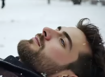 Egy nő véletlenül meglátta a hóban fagyoskodó férfit… és amikor megállt segíteni, ELÁLLT A LÉLEGZETE attól, amit talált… ???