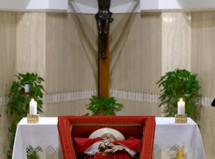 Ezekben a pillanatokban ravatalozzák fel Ferenc pápát..
helyszíni videó az első hozzászólásban ..