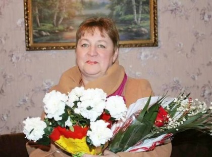 ✍️? – Drága lányaim, pontosan egy hónapotok van, hogy elhagyjátok a házamat. Hogy hol találtok lakást, nem érdekel – csak tűnjetek el innen. Ezeket a szavakat mondtam nekik azon az estén, kemény hangon, amelyet még én sem ismertem magamtól. Talán most azt hiszitek, hogy egy szívtelen, önző anya vagyok… Hogy nincs bennem semmi együttérzés. De fogalmatok sincs, milyen „mesés kis életet” rendeztek be maguknak a lányaim az én hátamon. És épp miattuk érzem magam ilyen összetörtnek. Ha valamit megbántam az életben, az csak az, hogy nem mutattam meg nekik hamarabb az ajtót. Most elmondom nektek az egész történetet, hátha akad köztetek valaki, aki megért… vagy talán tanácsot tud adni. ? A folytatást az első hozzászólásban találod ??