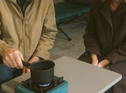 Csak egy húsvéti meglepetésnek indult… de amit a nővérem tett a szüleinkkel, attól beleremegtem! ? Zsuzsa kidobta őket a saját házukból – és a garázsba száműzte őket!” Egész évben beszéltem anyuval – szinte naponta. Mindig ugyanazt mondta: „Jól vagyunk, drágám.” Ezért úgy döntöttem, hogy húsvétra meglepem őket. Nem szóltam előre. Csak virágokat és csokitojásokat pakoltam a csomagtartóba. De amit a szülői házban találtam, attól szószerint földbe gyökerezett a lábam… A ház idegen volt. Hideg. Sivár. Nincs húsvéti dekoráció. Nincs fahéjillat. Nincs család. Csak Zsuzsa hangja. Aztán a ház mögé mentem – és ott voltak a szüleim. A garázsban. Összecsukható ágy, kempingfőző, anyu télikabátban, apu úgy tett, mintha ez a világ legtermészetesebb dolga lenne. Zsuzsa a barátjával egyszerűen átvette a házat. A szüleinknek meg azt mondta: „Legyetek őszinték, a háznak friss energiára van szüksége. Ti addig maradhattok a garázsban. Csak egy kis időre.” És ők elhitték. A szeretet miatt. A bűntudat miatt. De én nem hagytam ennyiben. „Pakoljatok össze. Egy óra múlva jövök értetek” – ennyit mondtam. És nem, nem a rendőröket hívtam. Sokkal jobbat eszeltem ki. Olyat, amitől Zsuzsa megtanulta, hogy a vendégek nem parancsolnak a házban. ? Mit tettem, hogy megbánja minden tettét? A történet szóról szóra, magyarul, AZ ELSŐ KOMMENTBEN! ???