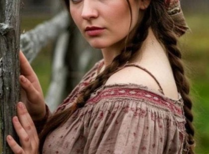 A férjem lenézett, mert titkárnőként kerestem kevesebbet... De nem tudta, hogy én vagyok a főnöke!” ??
Amikor Anna és Lajos összeköltöztek, a férfi még csodálta felesége önállóságát. Három évvel később azonban már minden egyes vacsoránál éreztette vele, hogy „csak” egy félállású nő, akinek szerencséje van, hogy ő eltartja. Nem is sejtette, hogy miközben ő lesajnálja, Anna a háttérből egy autószerviz-hálózat tulajdonosaként figyeli, milyen férj is ő valójában...
„A feleséged remekül főz!” – dicsérte egy vendég. Mire Lajos: „Hát... ez az egyetlen dolog, amit rendesen csinál.” ?
Anna viszont nem véletlenül hallgatott eddig. A halott nagybátyja utolsó kívánságát teljesítette: három évig senki, még a férje sem tudhatta meg, hogy ő a hálózat tulajdonosa. De most letelik az idő. És eljön az este, amikor mindenki előtt leleplezi magát – köztük a férfi előtt is, aki addig csak díszpárnának tekintette...
 ? A folytatást az első hozzászólásban találod ??