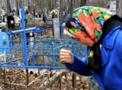 Az édesanya nem értette, miért lett hirtelen élénkzöld a katona fiának sírján a fű. Amikor rájött az igazságra, a vér is megfagyott az ereiben… ??? A részleteket az első kommentben találod a videó alatt! ??